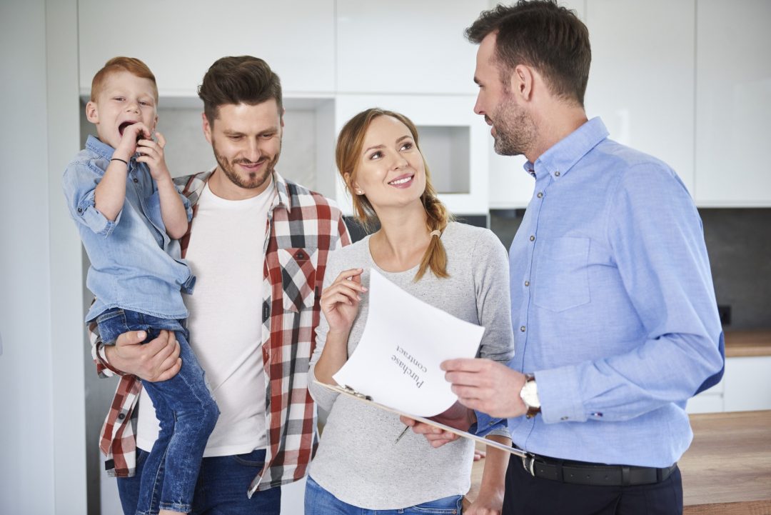 familia hablando con agente inmobiliario sobre la gestion del alquiler
